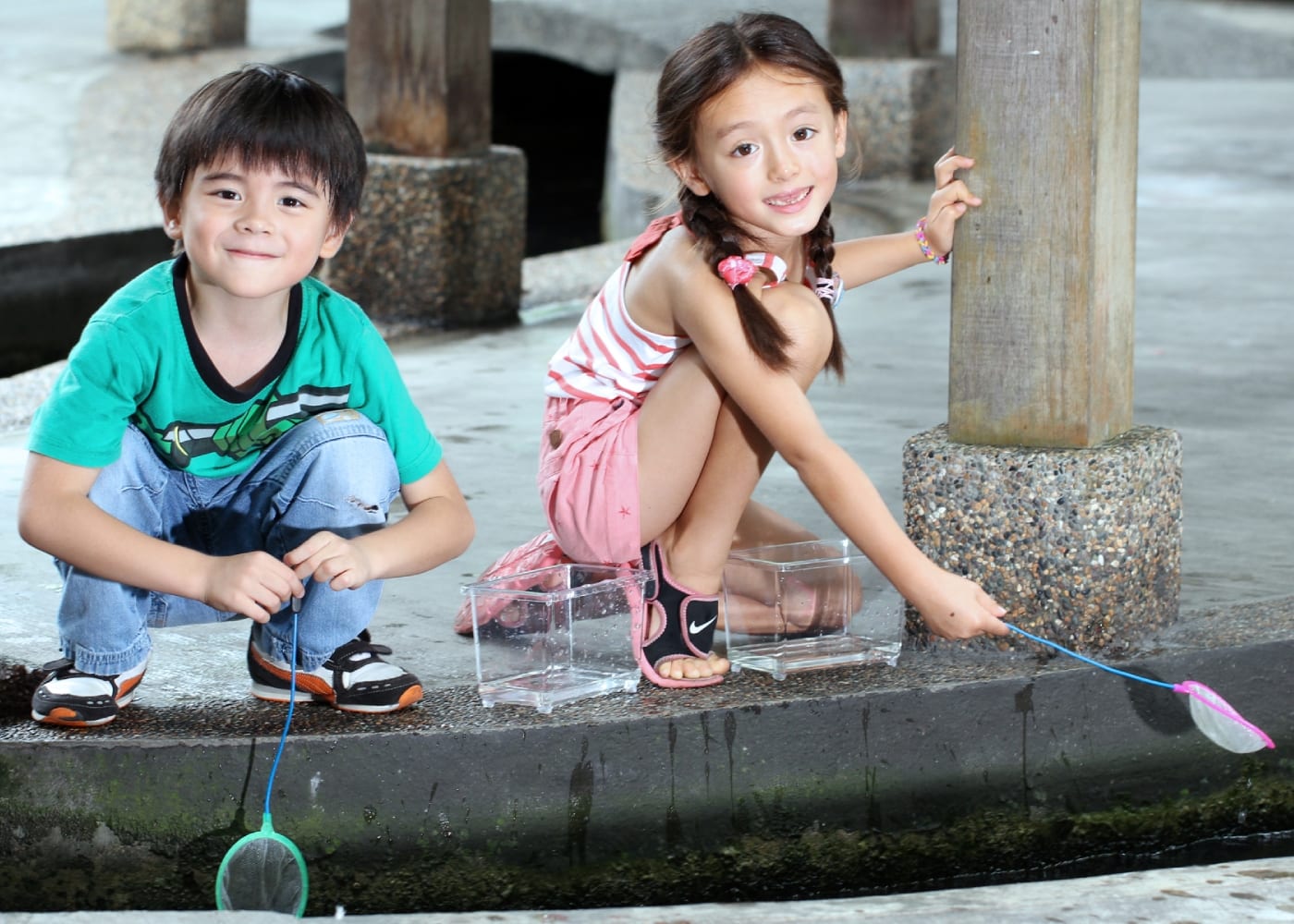 Photos and pictures of: children sitting on fishing nets on the