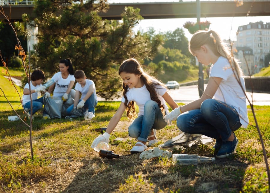 Environmental change volunteer cleaning up