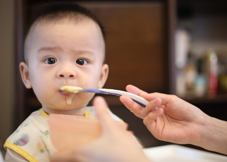 baby eating solids feeding