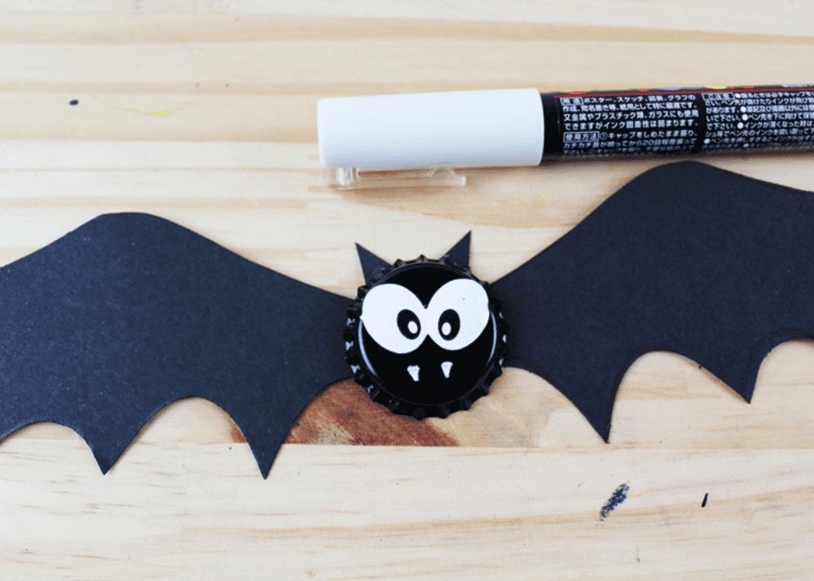 Bat bottle cap magnets by I Heart Arts n Crafts | Halloween crafts for kids