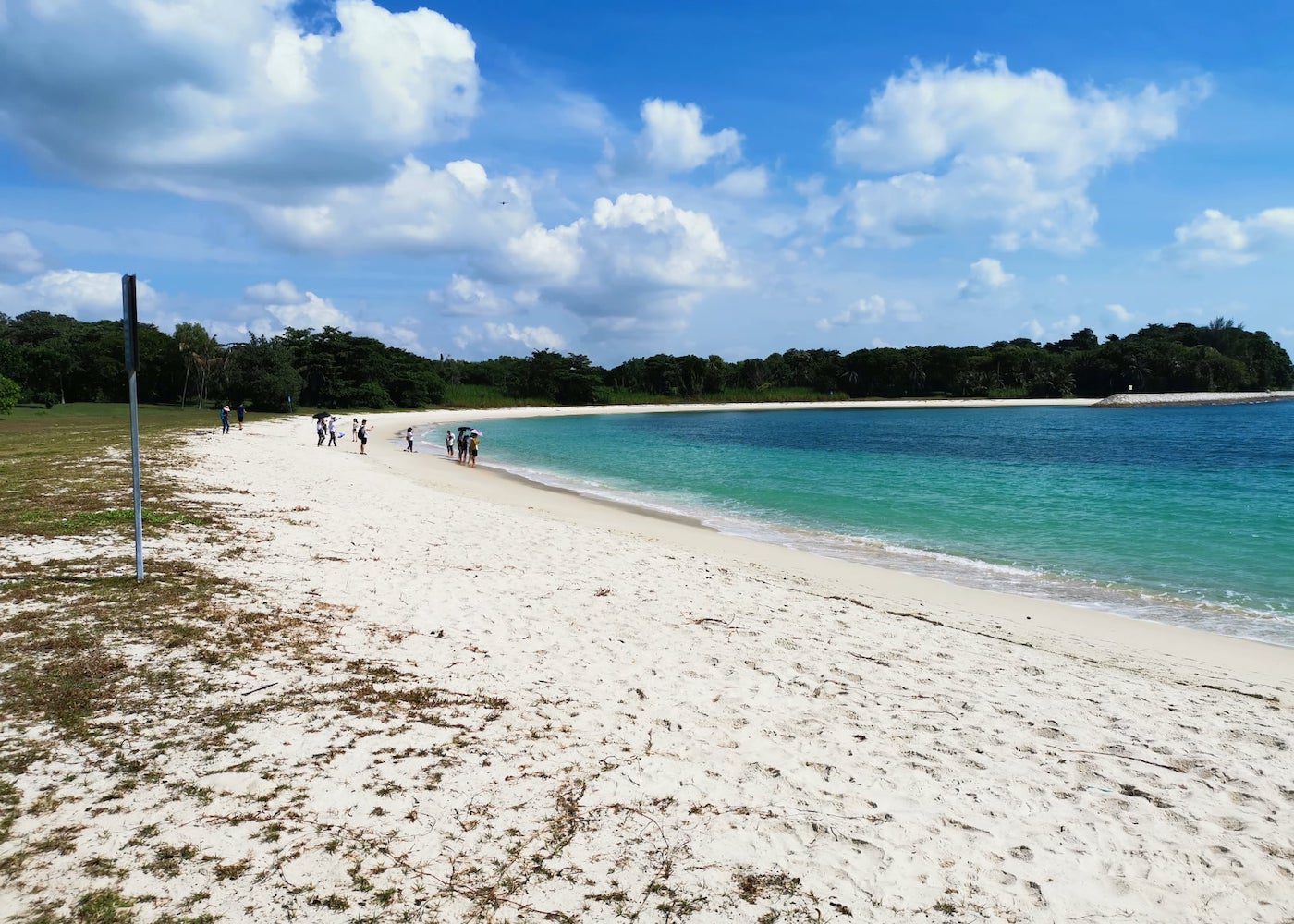 Lazarus Island yang menawarkan pantai dan suasana pulau